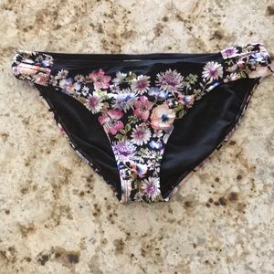 Kenneth Cole Reaction floral bikini 👙 bottoms
